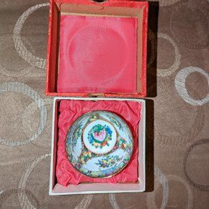 2.25" Antique Chinese Rose Medallion in original box